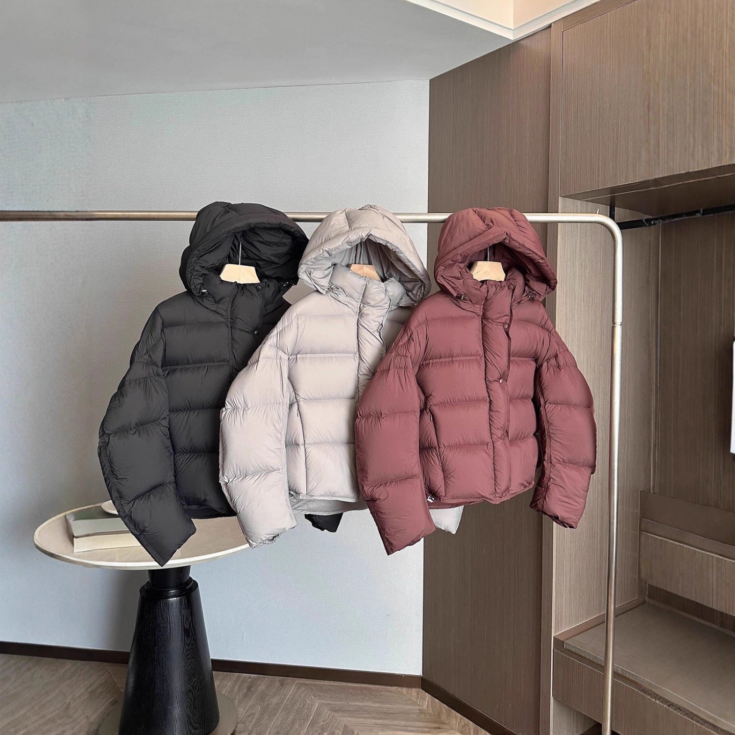 Women Short Cut Padded Jacket with Hood and High Insulation Chichicherry