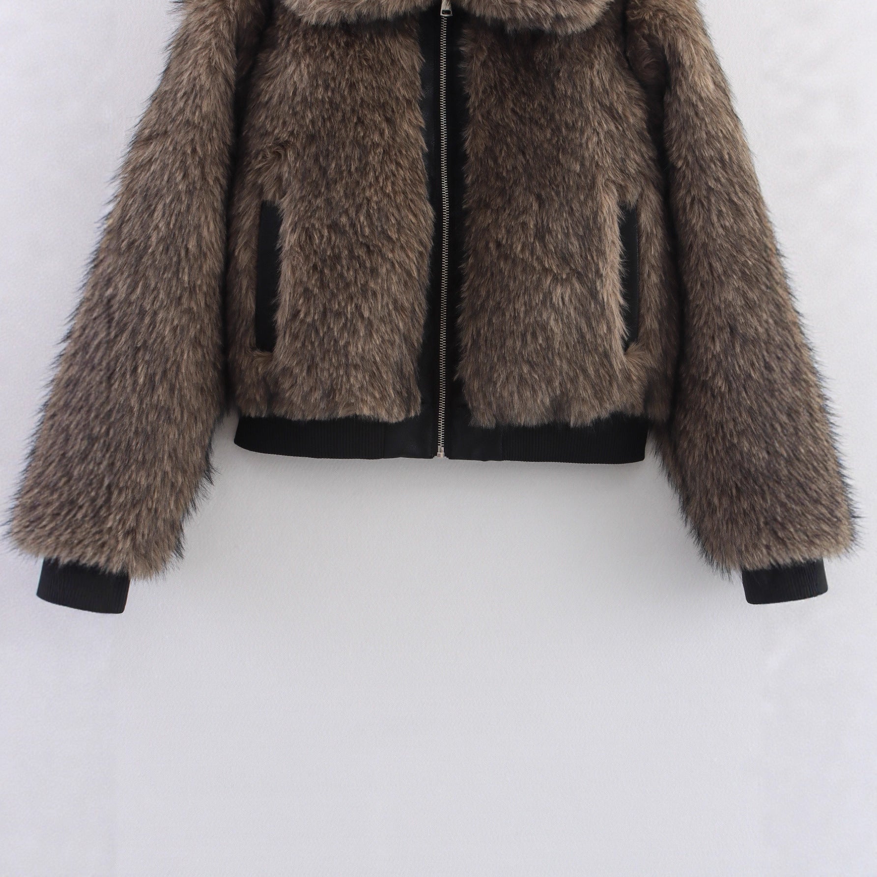 Women's short-cut faux fur bomber jacket with zipper and ribbed cuffs Chichicherry