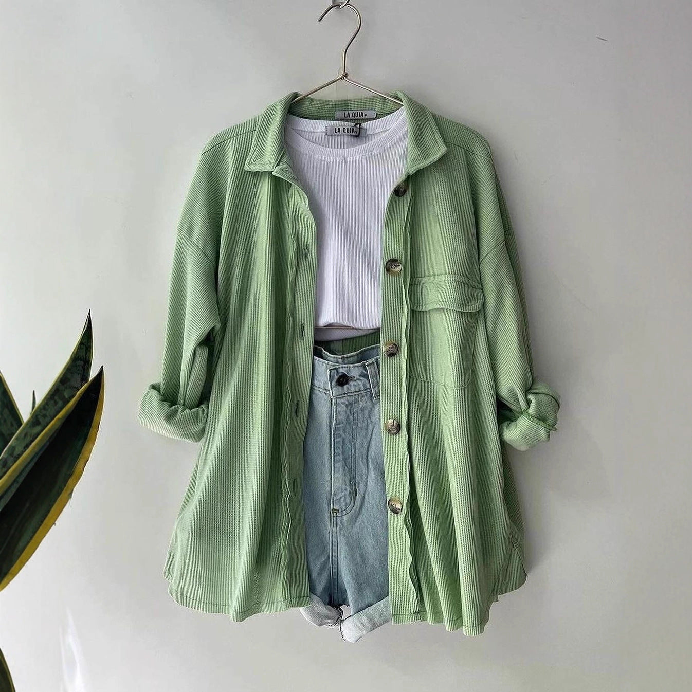 Damen Oversized Cordhemdjacke aus Breitcord mit Brusttasche und Holzknöpfen Chichicherry