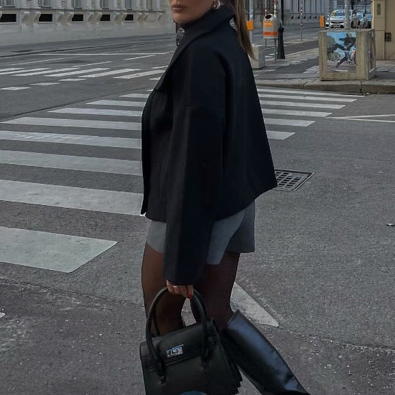 Women’s short coat in oversized cut with double-breasted closure and wide lapel collar Chichicherry