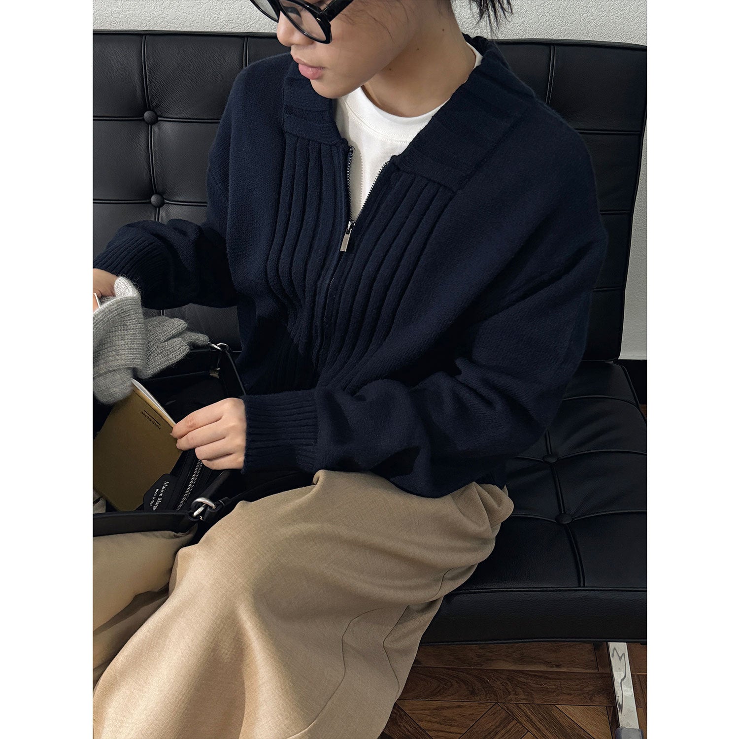 Women's short-cut zipper knit cardigan with vertical rib pattern and patch pockets Chichicherry