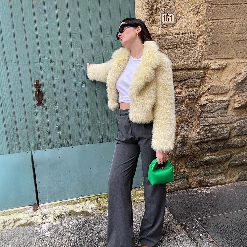 Women's short-cut faux fur melton with voluminous shawl collar and shaggy texture Chichicherry