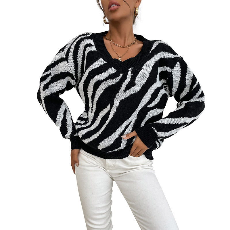 Women's Oversize V-Neck Sweater with Zebra Jacquard and Ribbed Cuffs Chichicherry