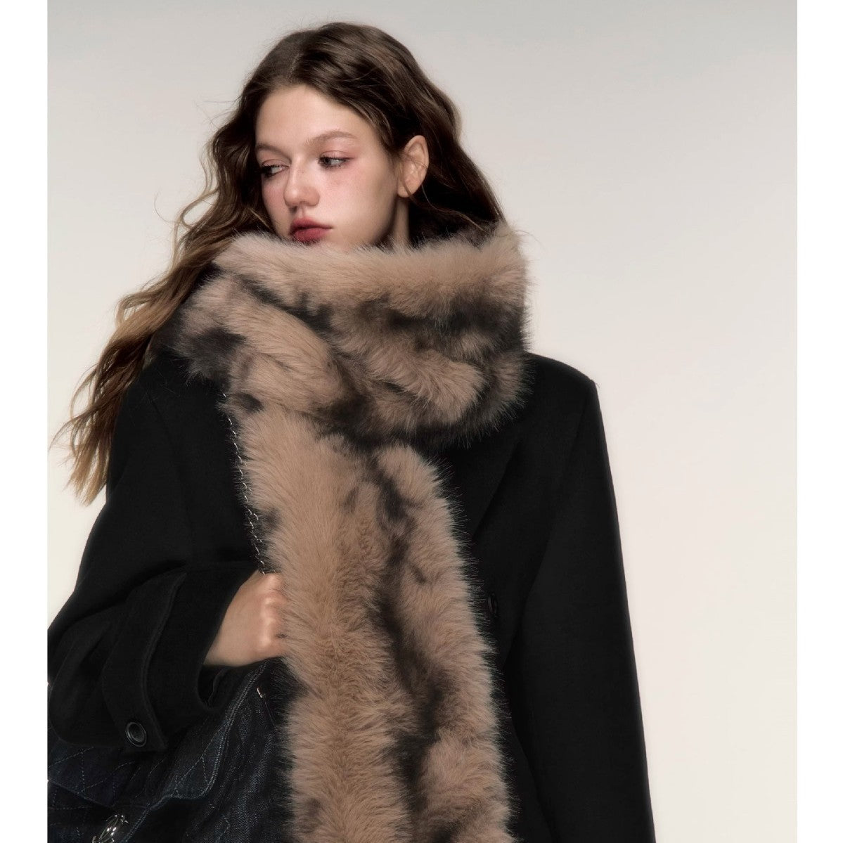 Women's luxurious long faux fur stole with patterned look and voluminous texture Chichicherry