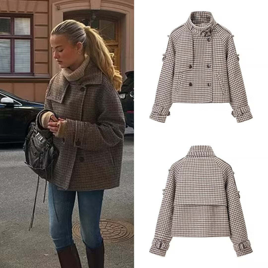 Ladies short jacket in houndstooth with stand-up collar, double-breasted and waist details Chichicherry