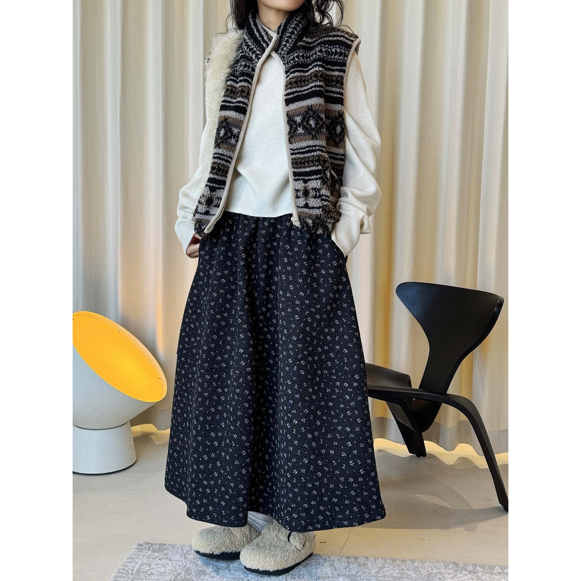 Women Wide Swinging Midi Skirt made of Wool Blend with Fine Flower Jacquard Chichicherry