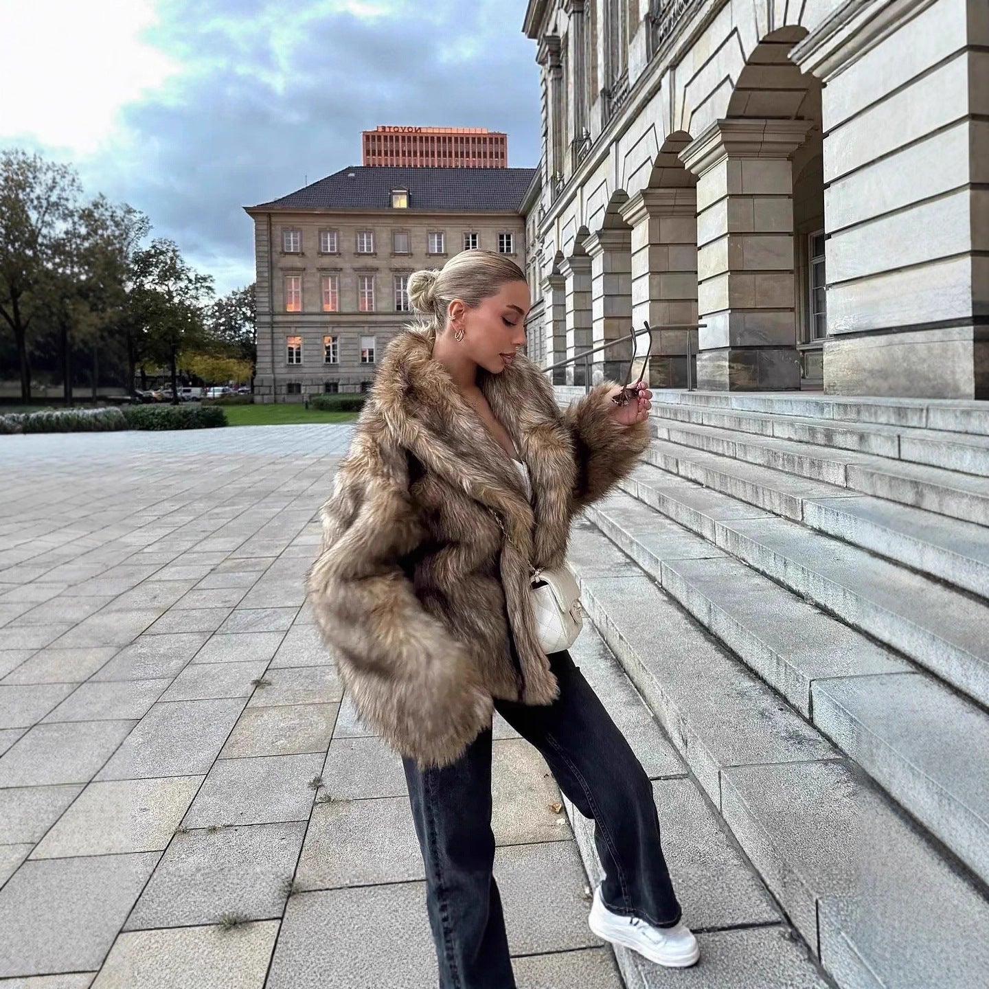 Women's short-cut voluminous faux fur jacket with oversized shawl collar Chichicherry