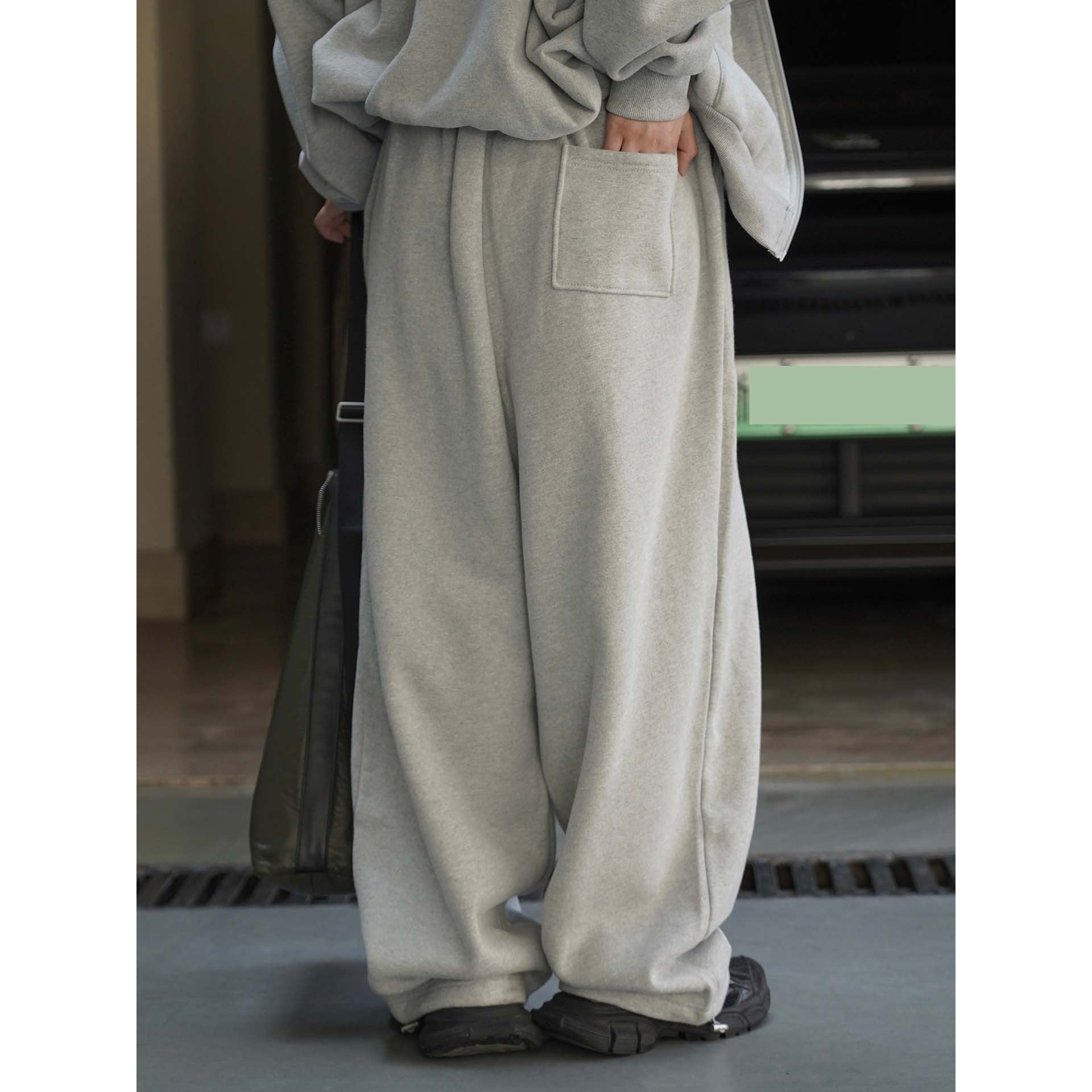 Women Wide Baggy Sweatpants with Elastic Waistband, Drawstring and Decorative Seams Chichicherry