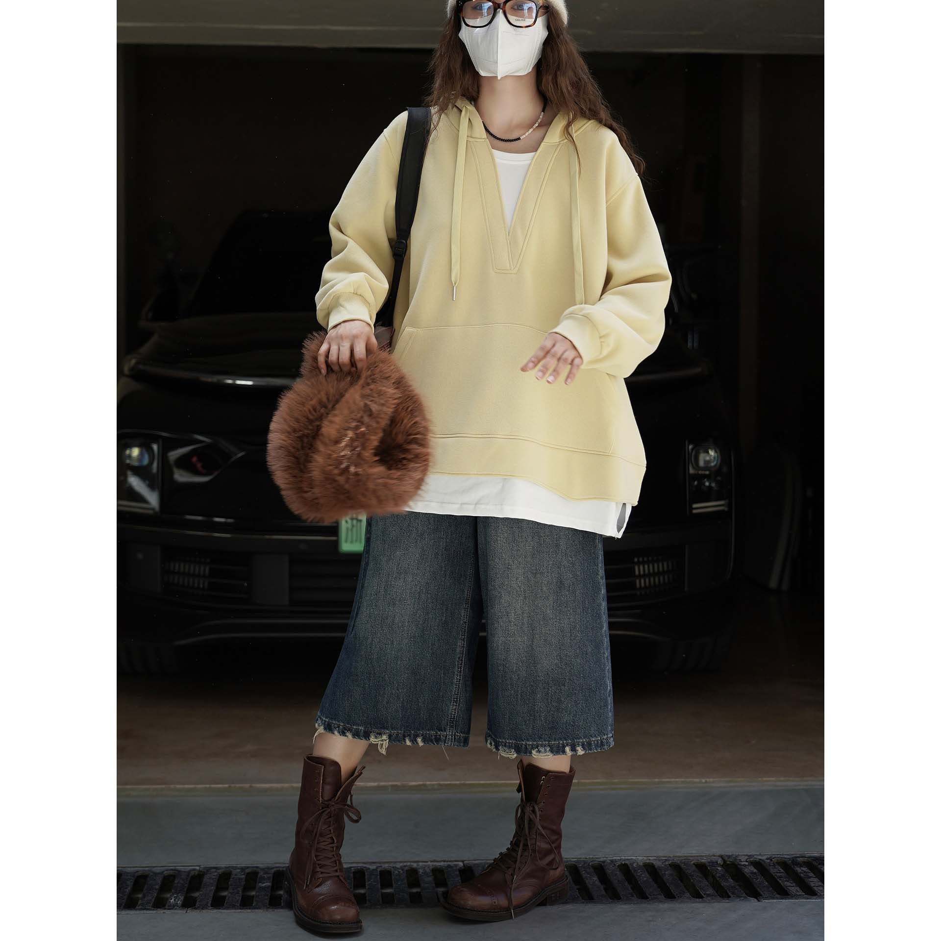 Women Oversize Hoodie with V-neck and Kangaroo Pocket Chichicherry