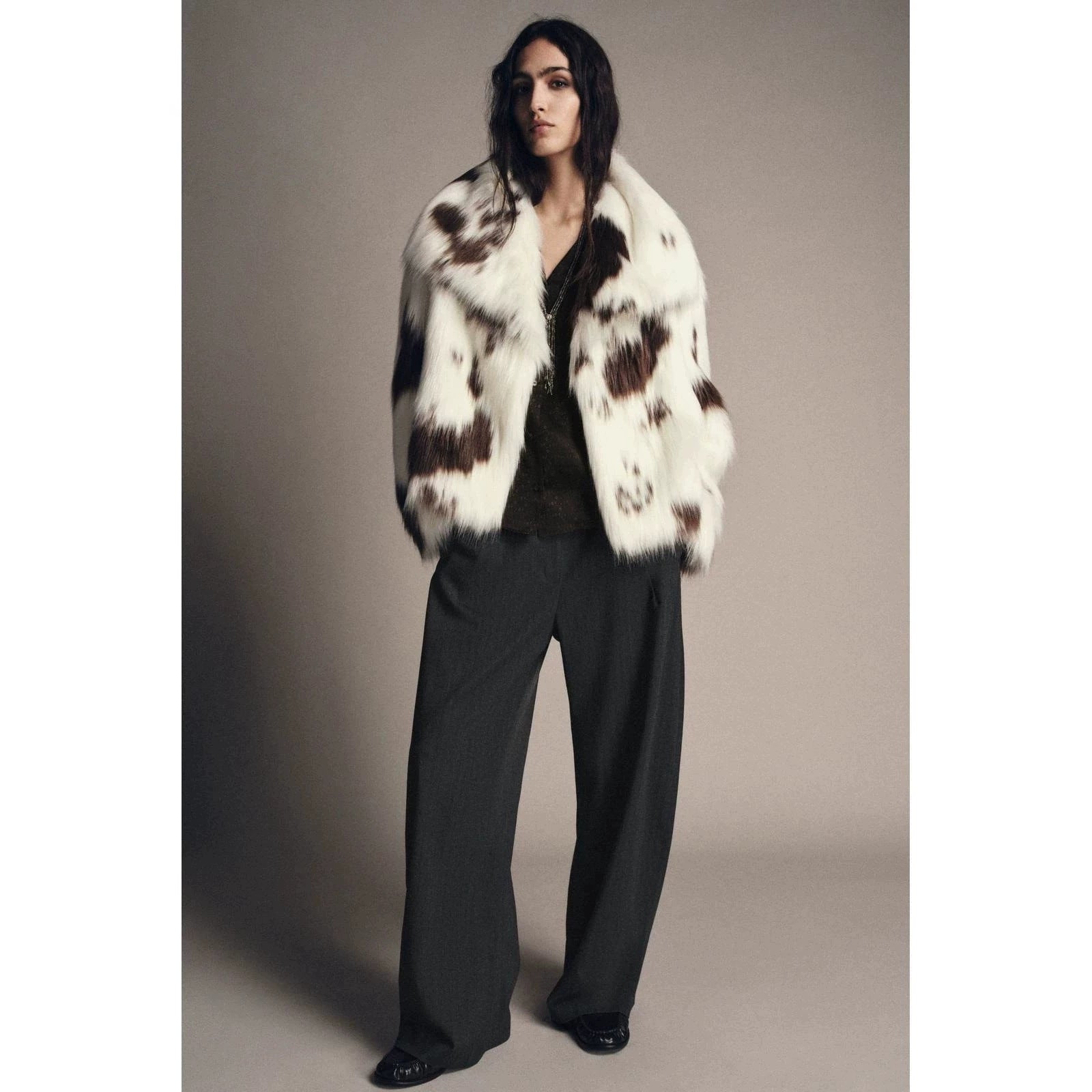 Women's short coat made of dotted high-pile faux fur with voluminous shawl collar Chichicherry