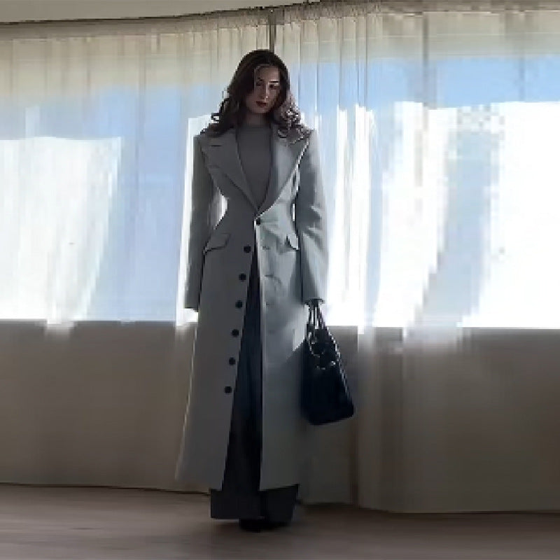 Women's longline coat made of wool blend with fitted silhouette, lapel collar and full button placket Chichicherry