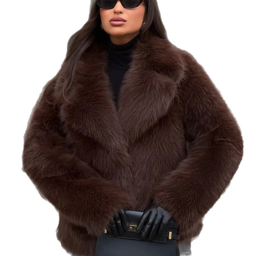 Ladies short coat made of luxurious high-pile faux fur with boxy silhouette and wide lapels Chichicherry