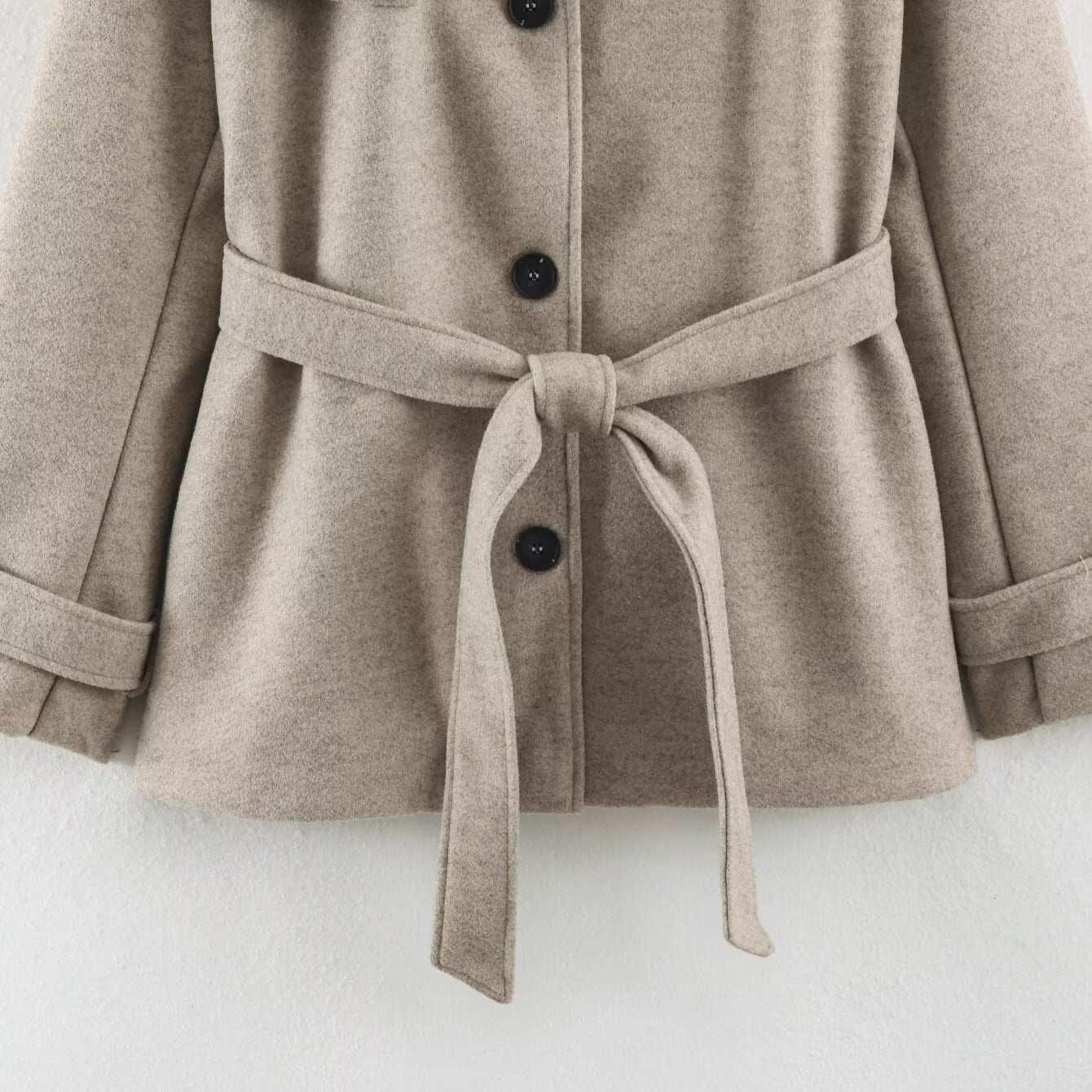 Women’s short trench coat made of wool blend with stand-up collar, epaulettes, and tie belt Chichicherry