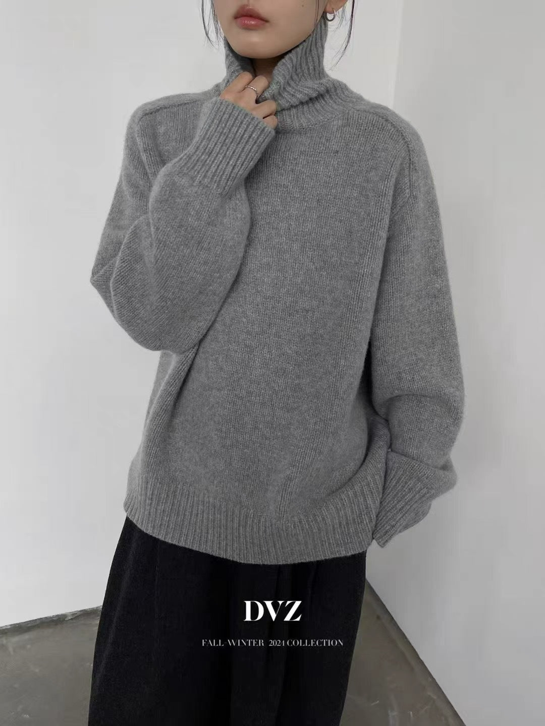 Women's turtleneck sweater made of fine wool blend with straight cut and wide ribbed collar Chichicherry
