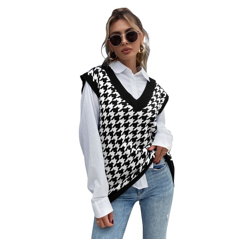Women's Oversized Knitted Vest with Houndstooth Pattern and V-Neck Chichicherry