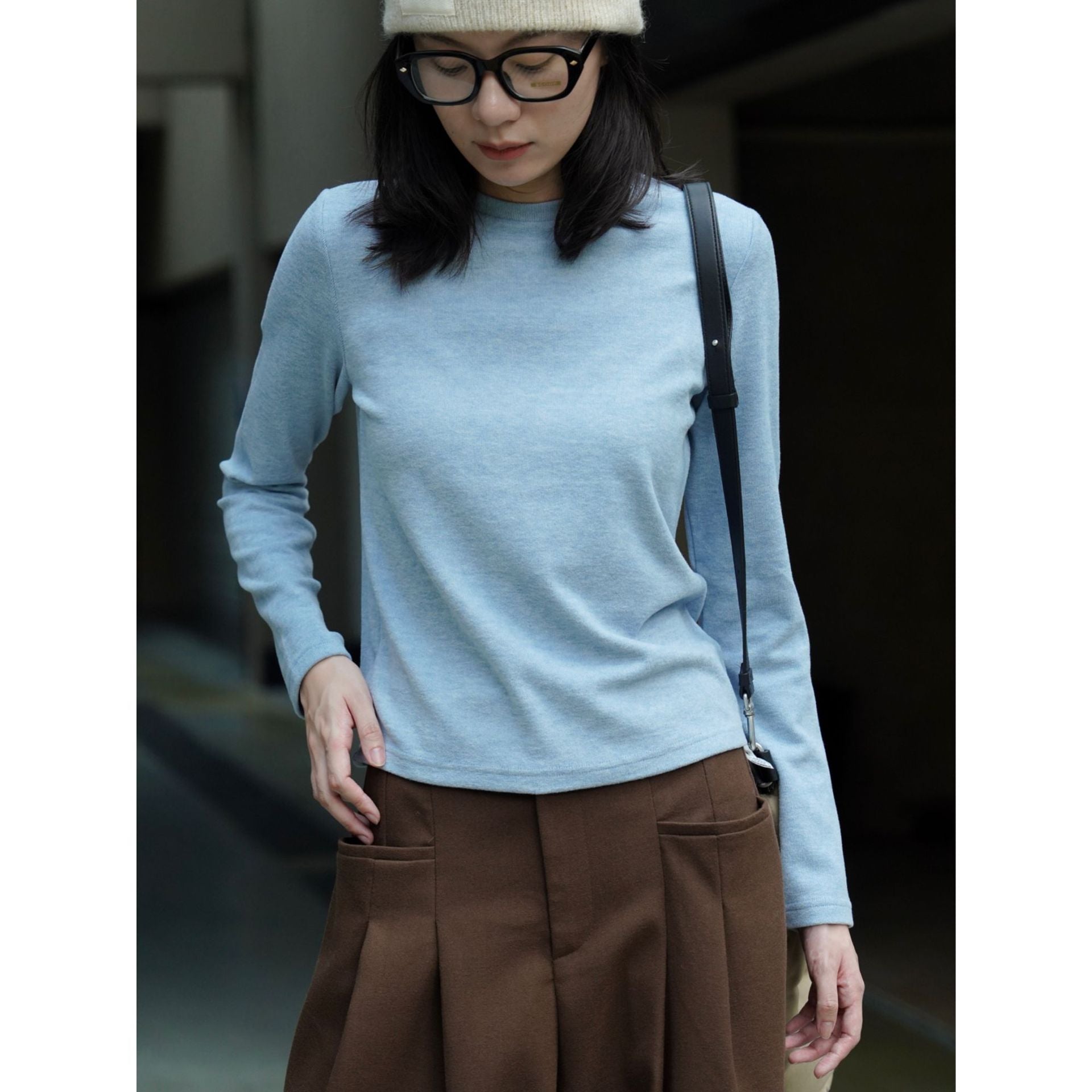 Women's fine round neck sweater made of cotton blend with slightly tailored silhouette Chichicherry