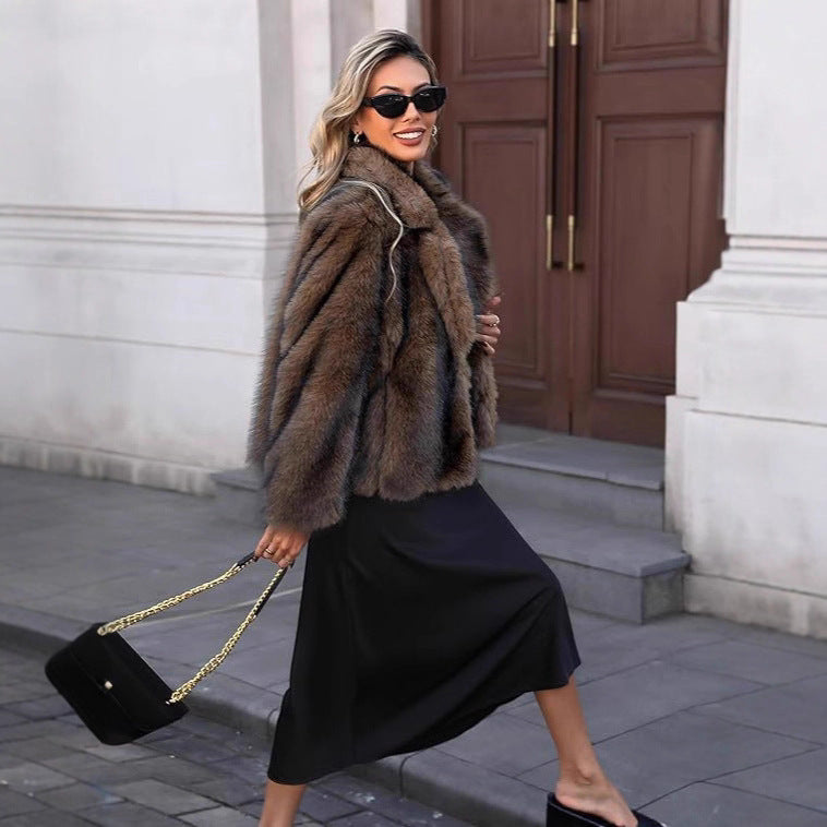 Ladies short jacket made of dense artificial fur with generous shawl collar Chichicherry