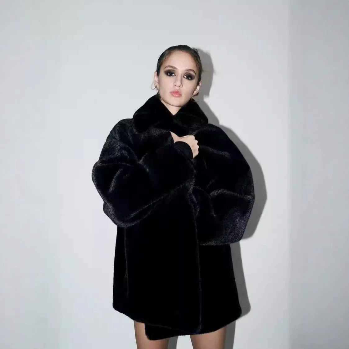 Women's boxy short coat made of silky shiny high-pile artificial fur with a large shawl collar Chichicherry