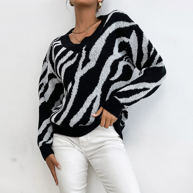 Women's Oversize V-Neck Sweater with Zebra Jacquard and Ribbed Cuffs Chichicherry