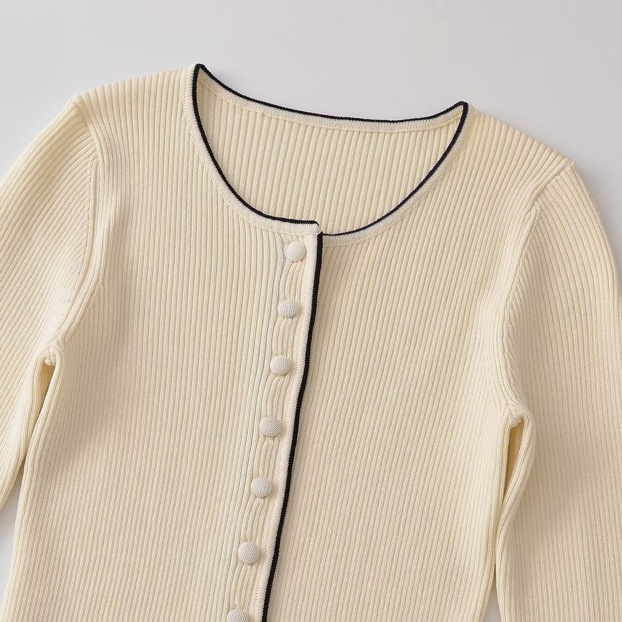 Women's fine ribbed cardigan with concealed button placket and contrast edge Chichicherry