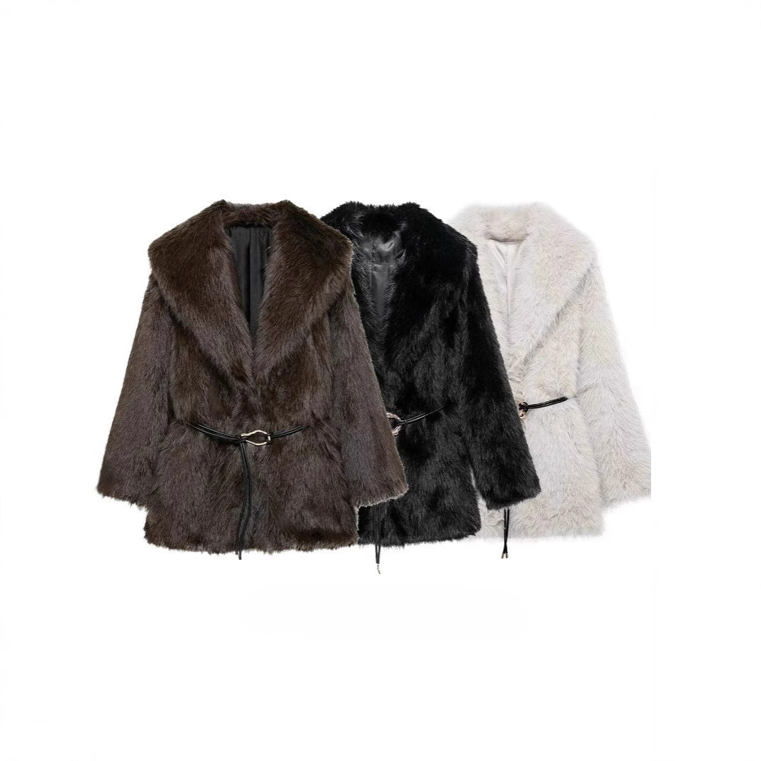 Ladies short coat made of high-pile faux fur with a large shawl collar and decorative belt Chichicherry