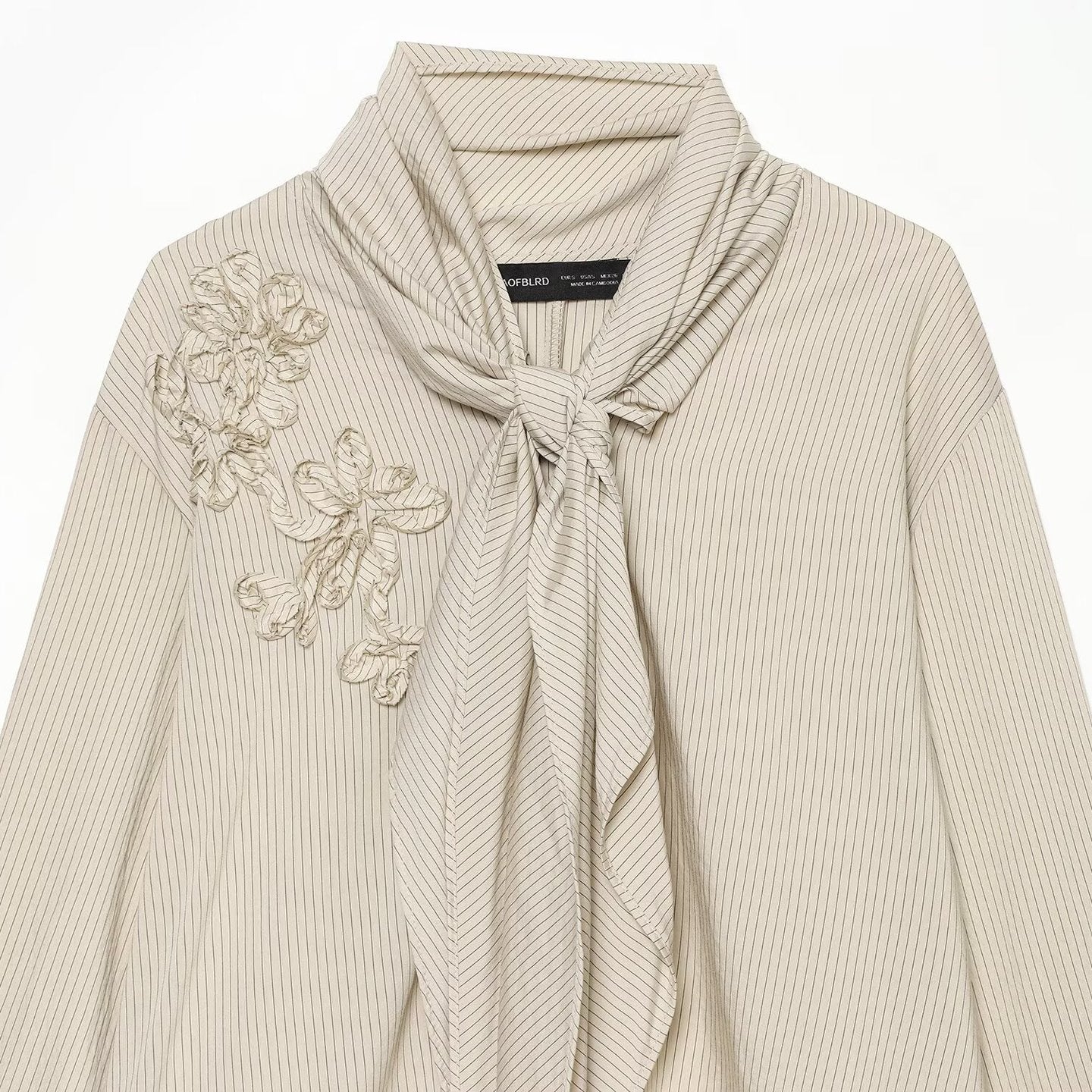 Ladies blouse with necktie collar, fine pinstripe and floral appliqué Chichicherry