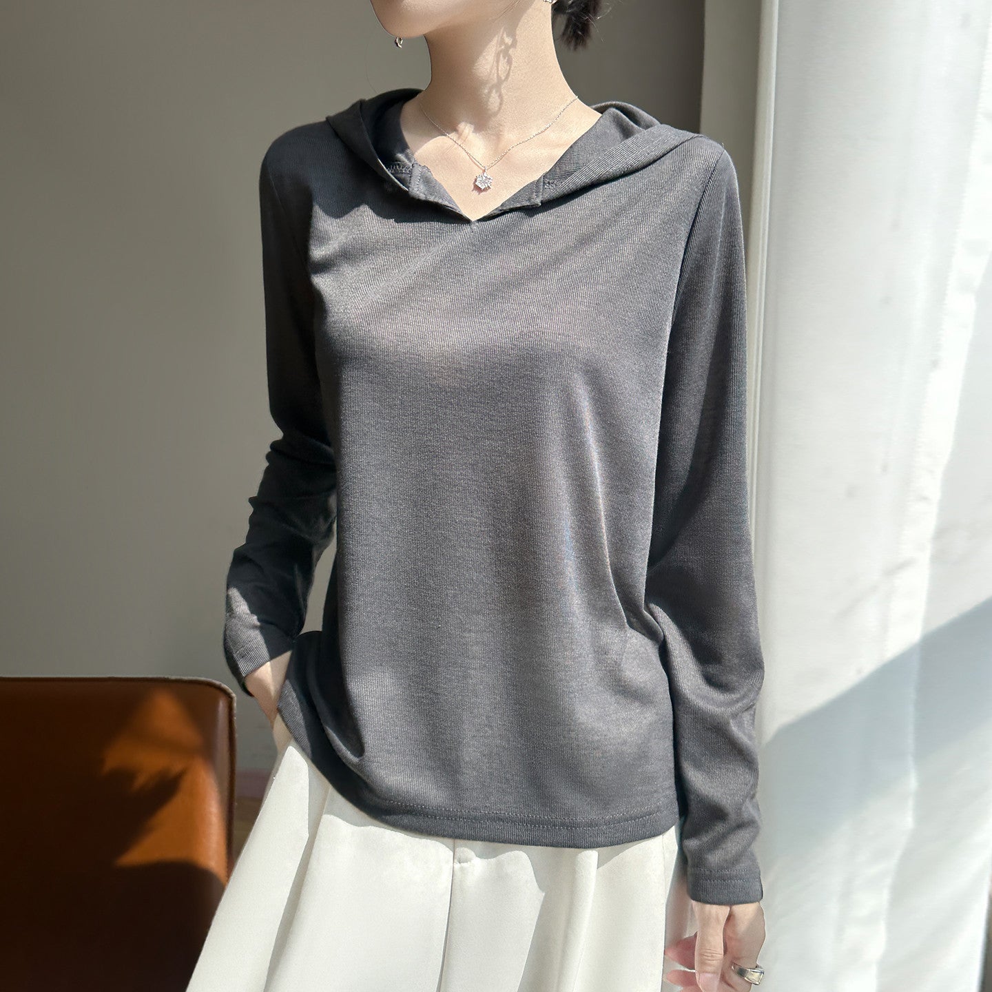 Women Light Hooded Sweater with V-Neck and Fine Jersey Chichicherry