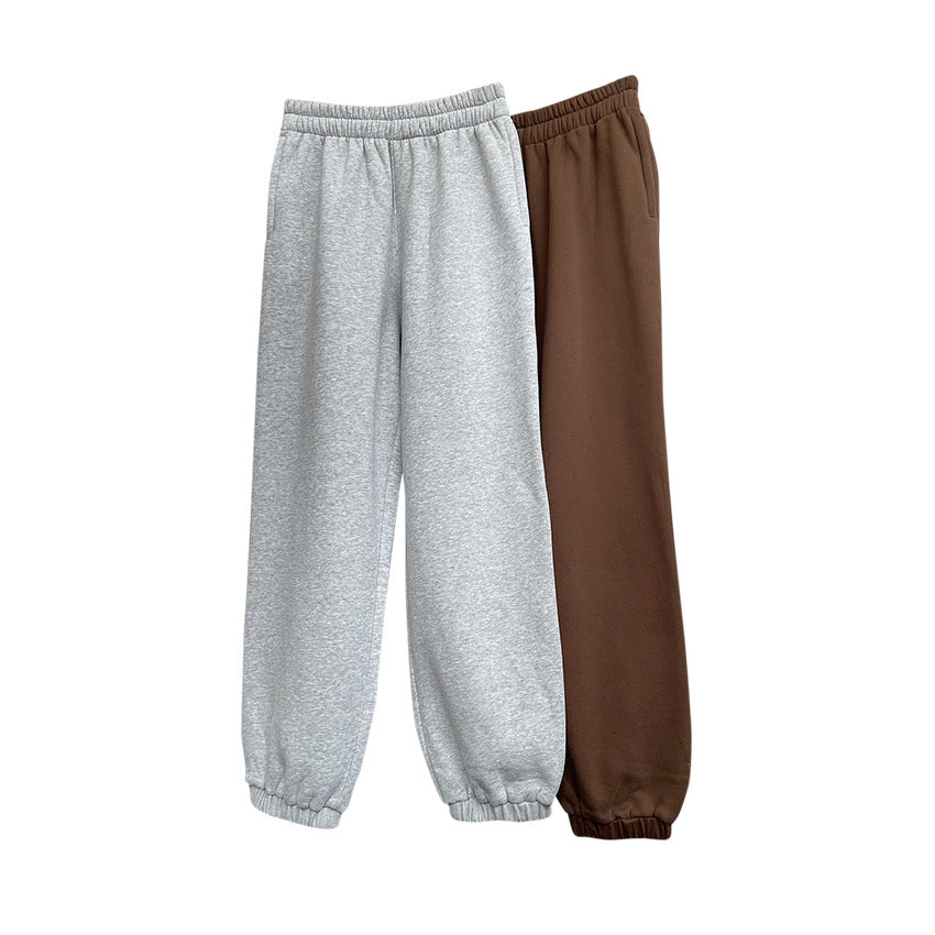 Ladies extra-wide sweatpants made of soft sweat fabric with a high waistband, side pockets, and elastic cuffs.