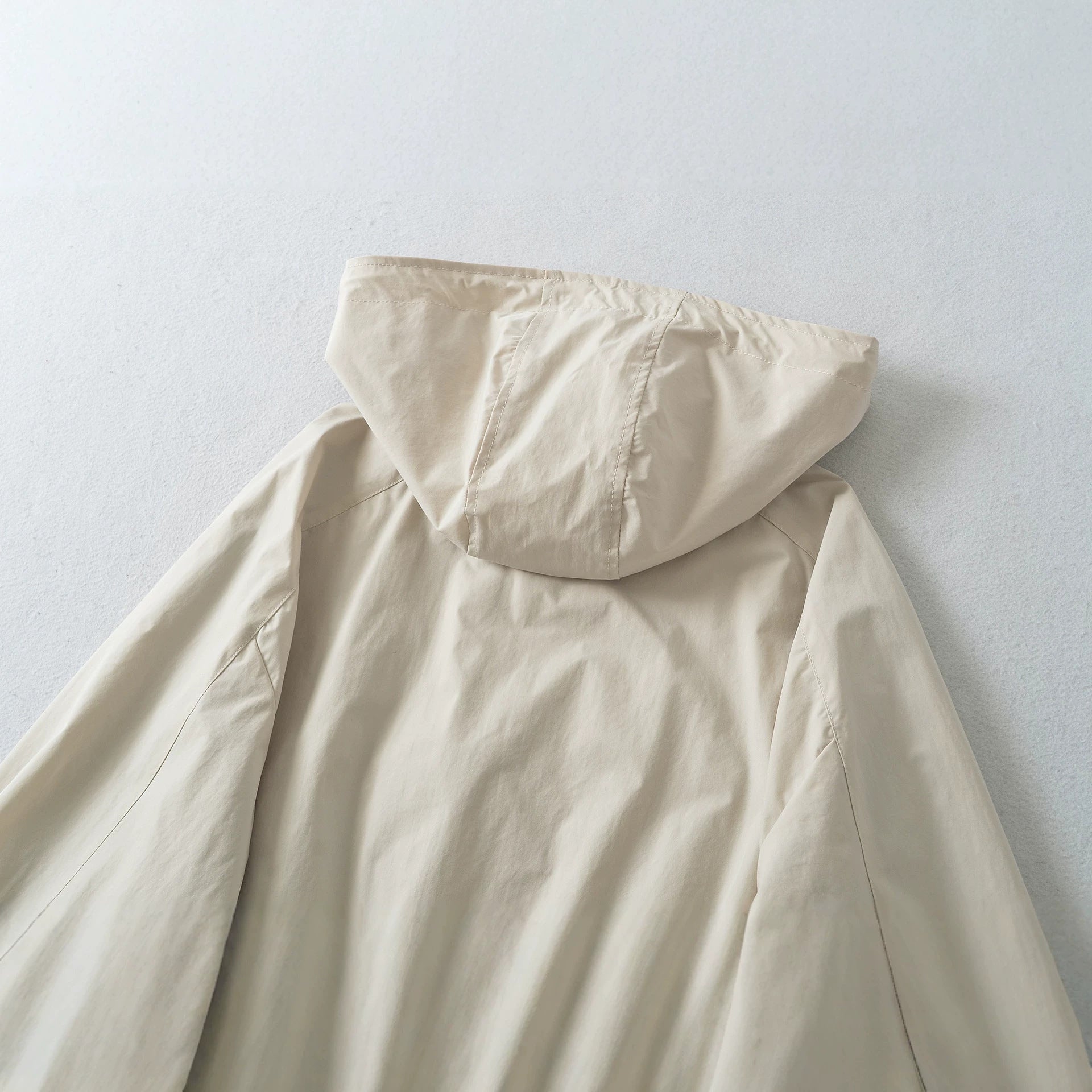 Women's short jacket with hood, drawstring, kangaroo pockets, and elastic waistband Chichicherry