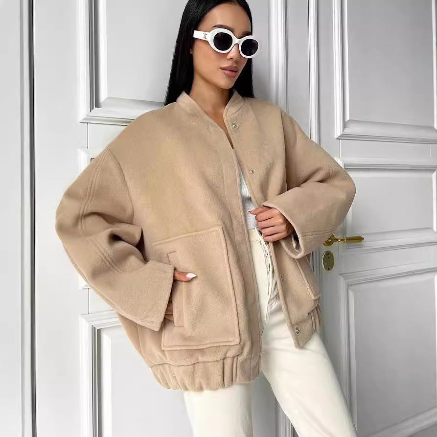 Damen Kurz geschnittener kastiger Wollmix-Blouson mit Druckknopfleiste und aufgesetzten Taschen Chichicherry