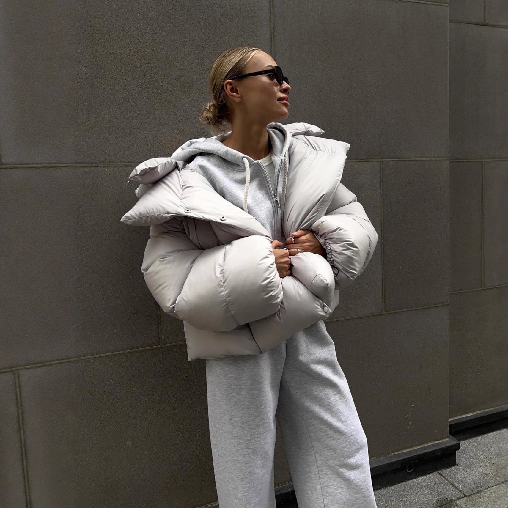 Damen extravagante Oversize Steppdaunenjacke mit extravoluminöser Kapuze Chichicherry