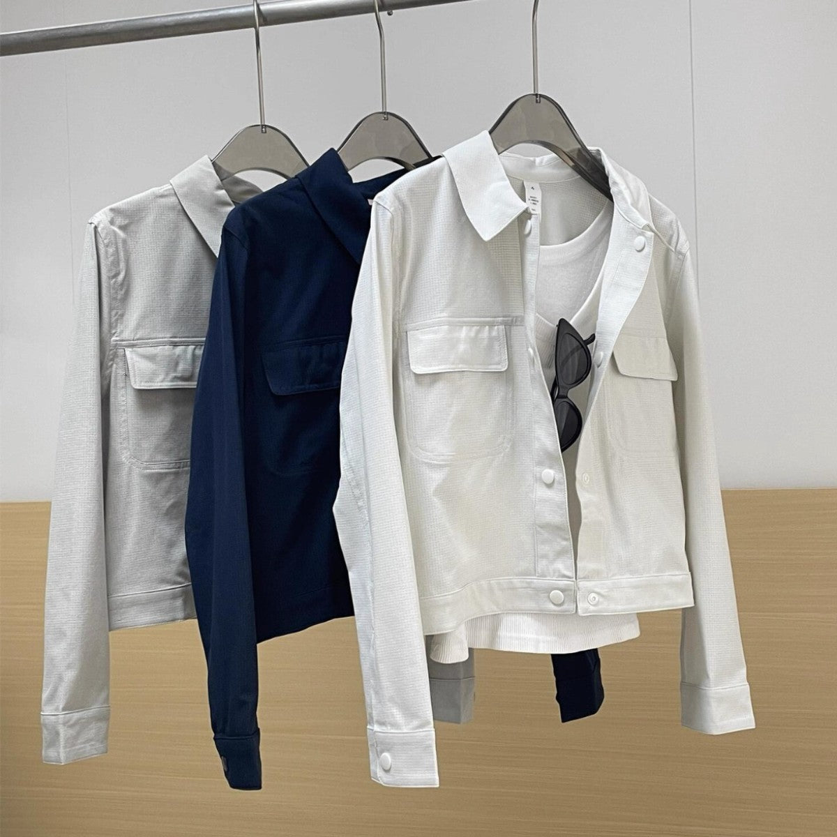 Women's Short Overshirt Jacket made of textured canvas with chest pockets Chichicherry