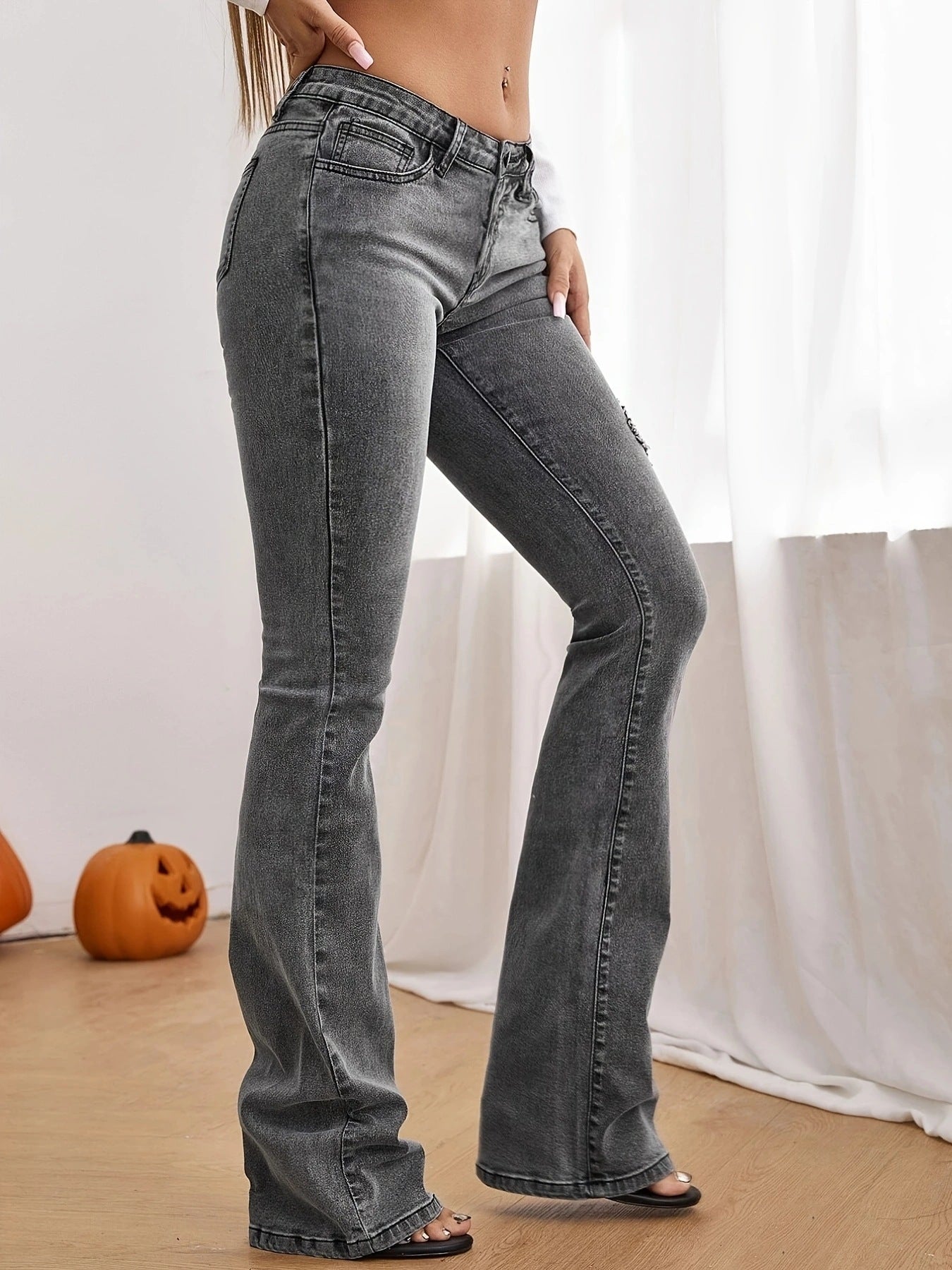 Women’s high-waisted flared jeans with pearl appliqué and shaping waistband Chichicherry