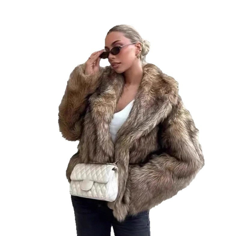 Women's short-cut voluminous faux fur jacket with oversized shawl collar Chichicherry