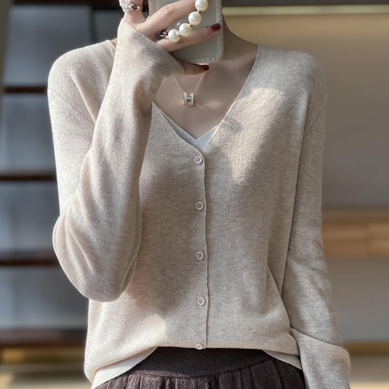 Women's Lightweight V-Neck Cardigan with Boxy Silhouette and Cashmere Look Chichicherry