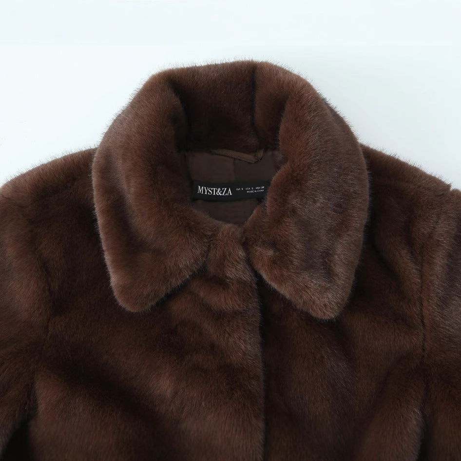 Women’s short jacket made of luxurious faux fur with a classic shirt collar Chichicherry