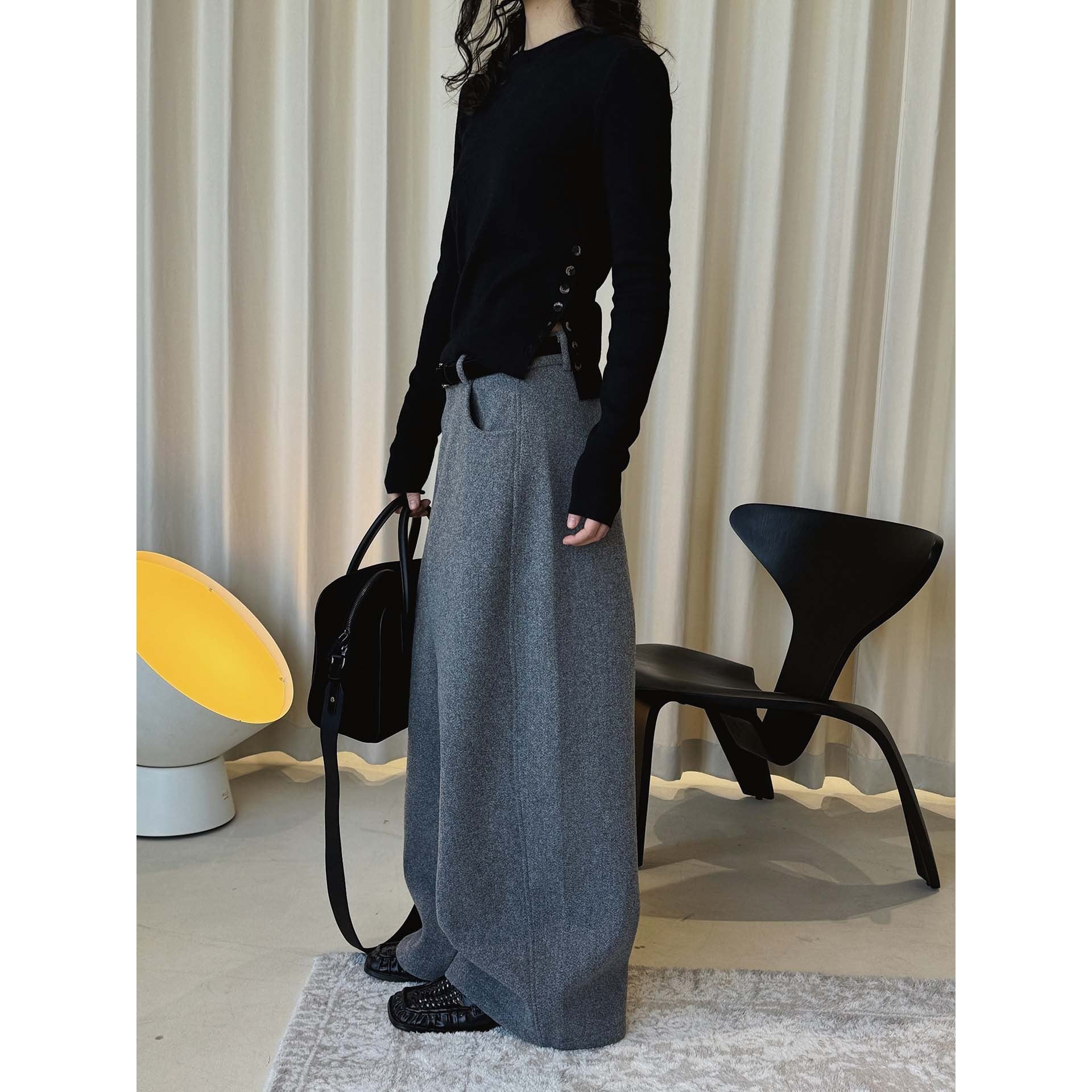 Women’s Figure-hugging Fine Knit Sweater with Round Neck and Decorative Side Button Placket Chichicherry