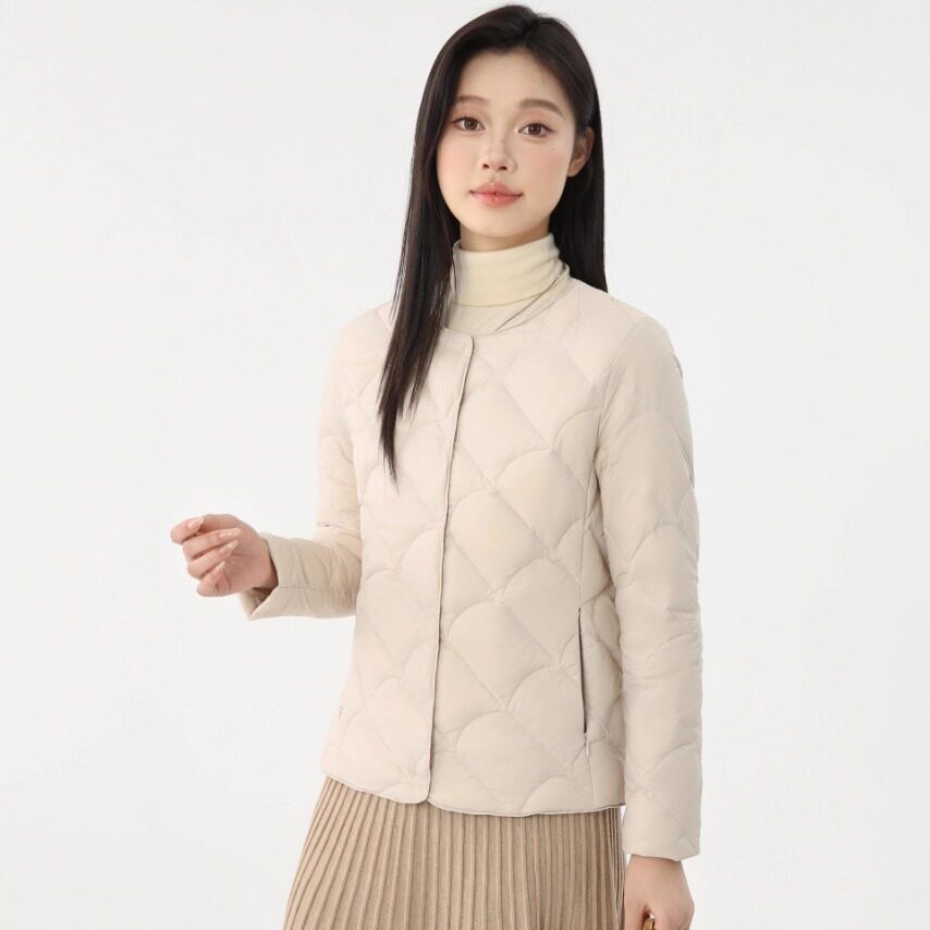 Women's light quilted short jacket with round neckline and shell stitching Chichicherry