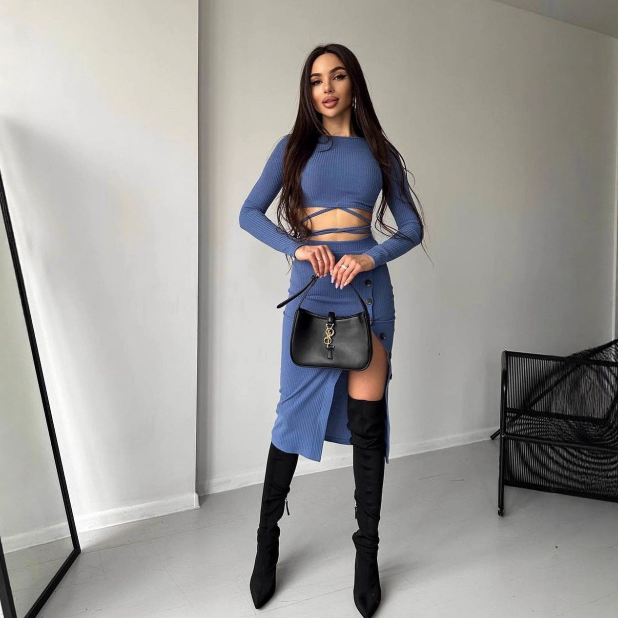 Damen Geripptes zweiteiliges Set mit Cropped-Langarmtop, Wickelband und taillenbetontem Knopf-Midirock Chichicherry