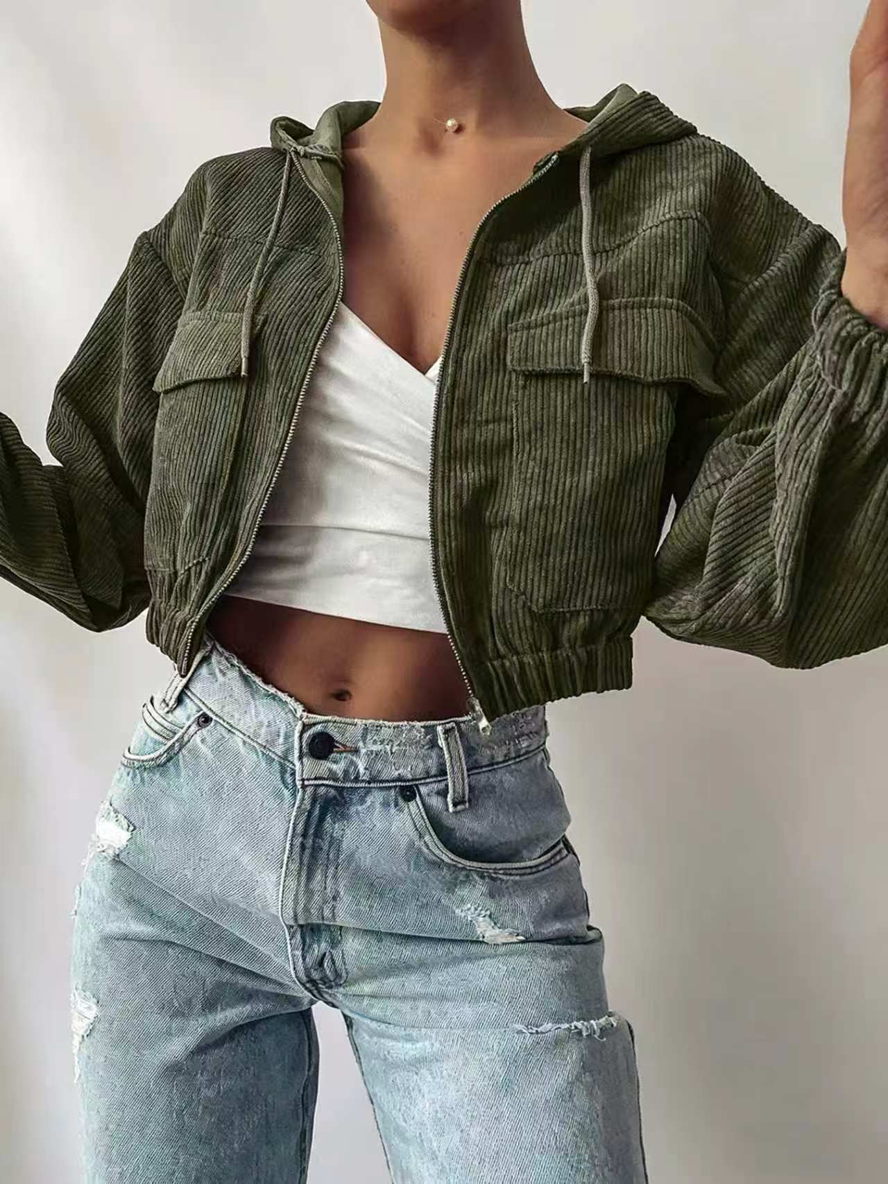 Women's cropped hoodie made of ribbed fabric with zipper and balloon sleeves Chichicherry