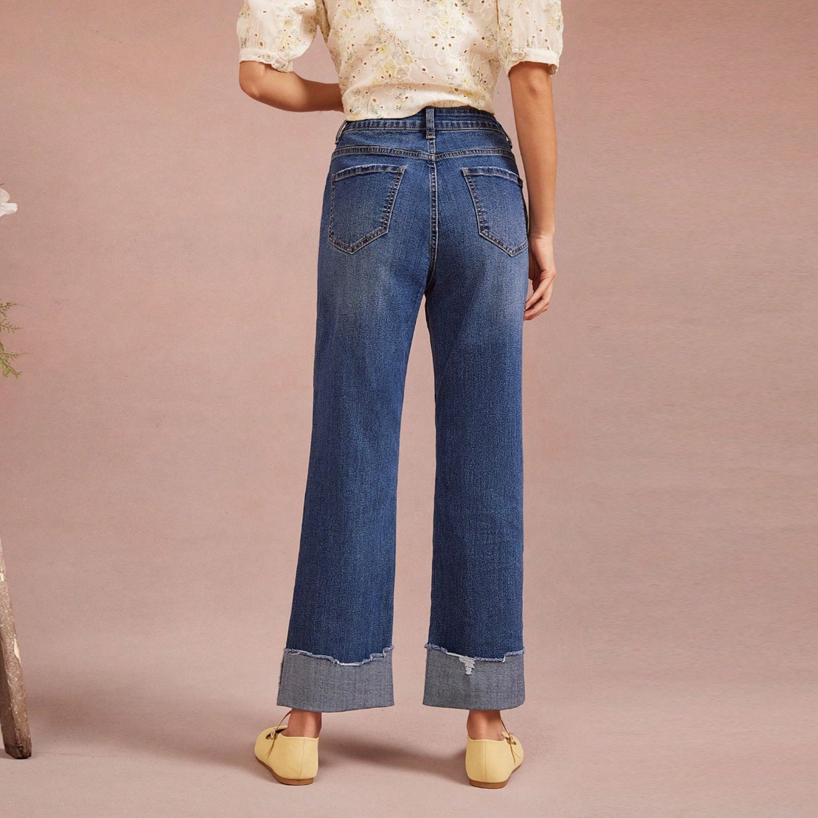 Women's High-Waisted Cropped Jeans with Wide Leg and Frayed Cuff Chichicherry