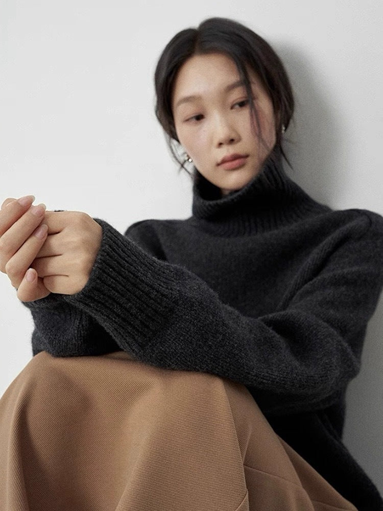 Women's turtleneck sweater made of fine wool blend with straight cut and wide ribbed collar Chichicherry