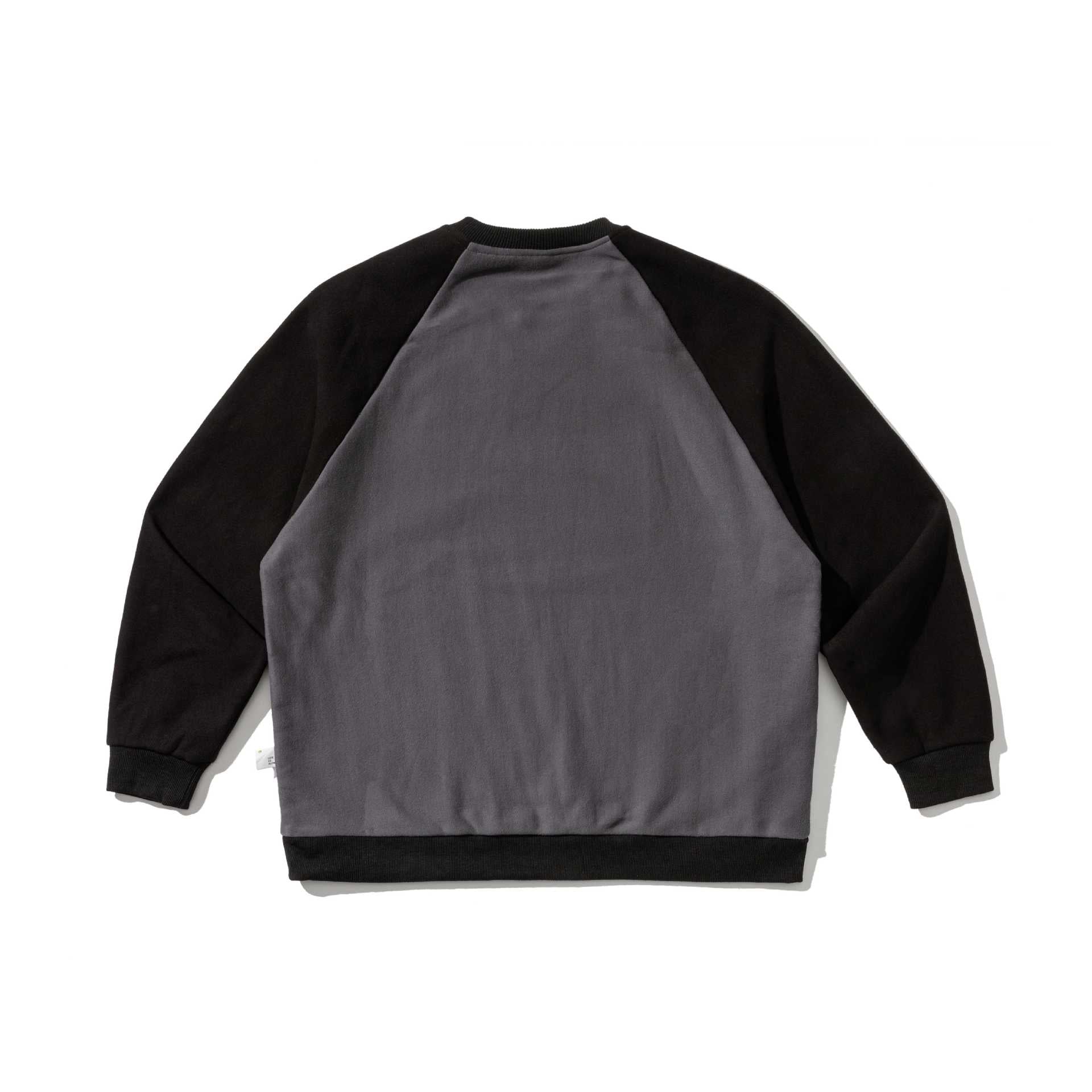 Men's raglan sweatshirt with embroidered logo and contrast sleeves made of lightweight terry Chichicherry