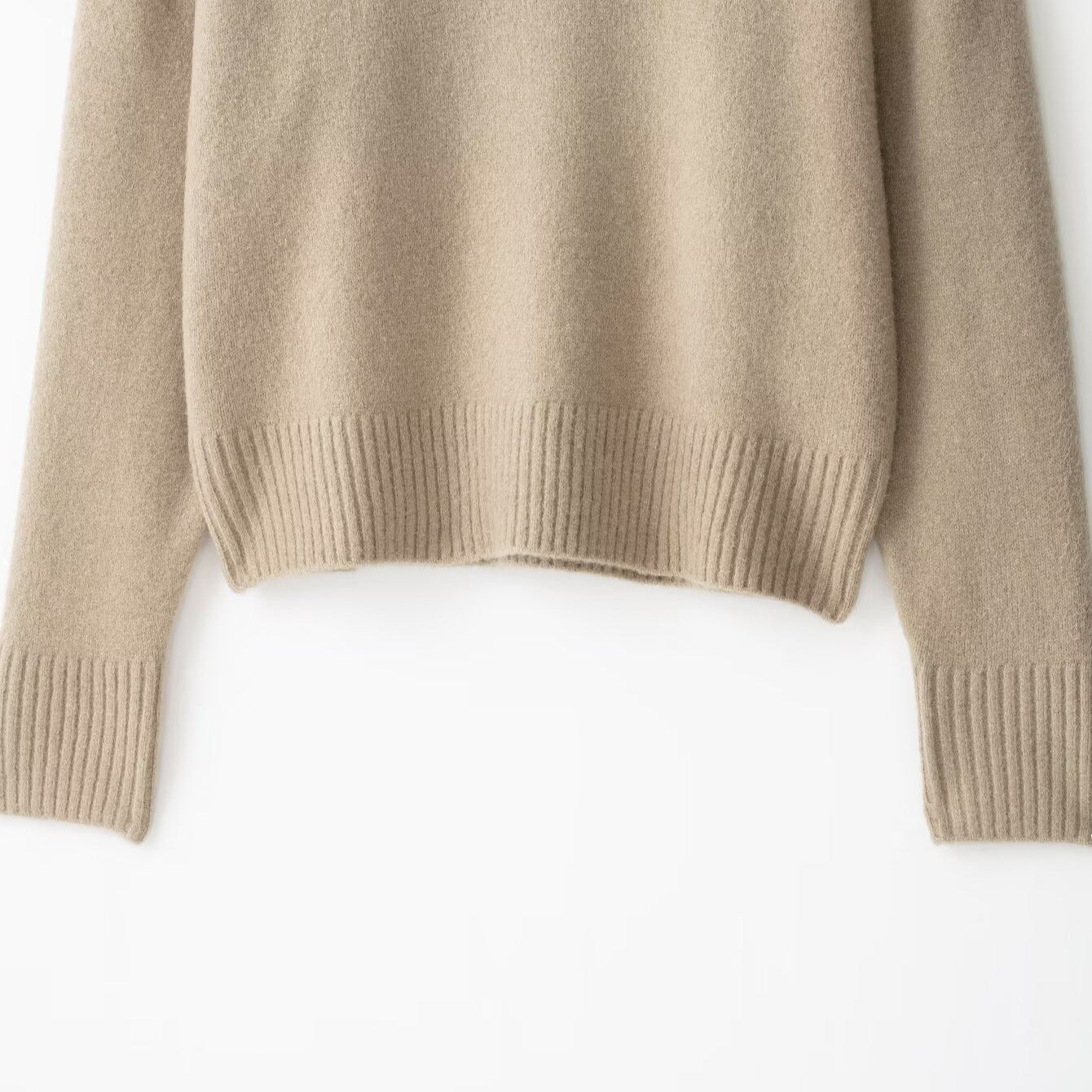 Women's oversized fine knit sweater with round neckline, dropped shoulder and extra-long ribbed cuffs.