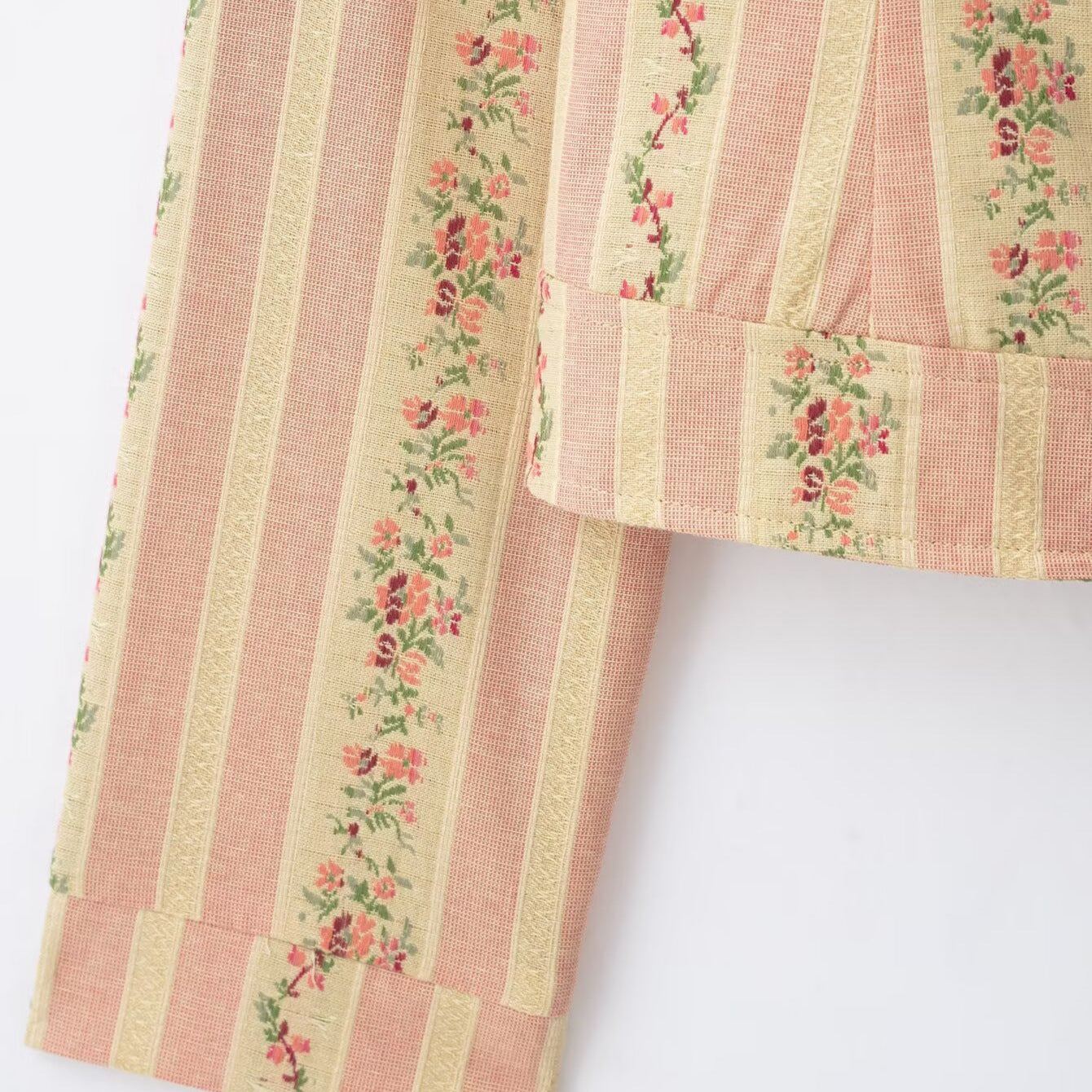 Women's short jacket with stand-up collar and vintage floral pattern Chichicherry