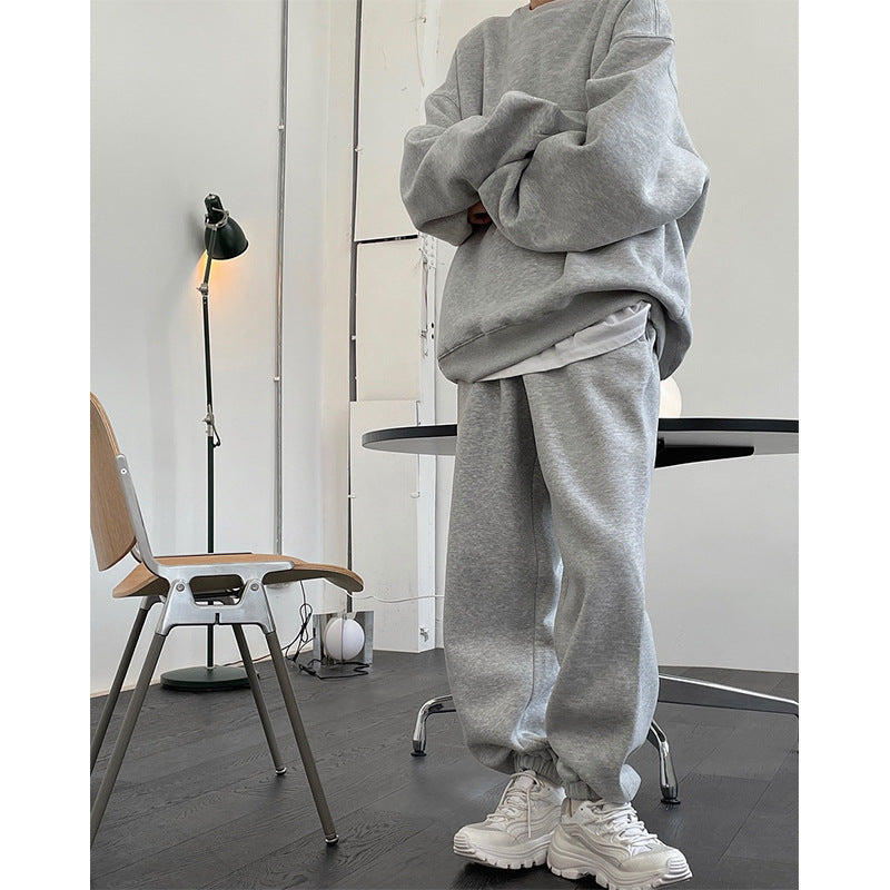Ladies extra-wide sweatpants made of soft sweat fabric with a high waistband, side pockets, and elastic cuffs.
