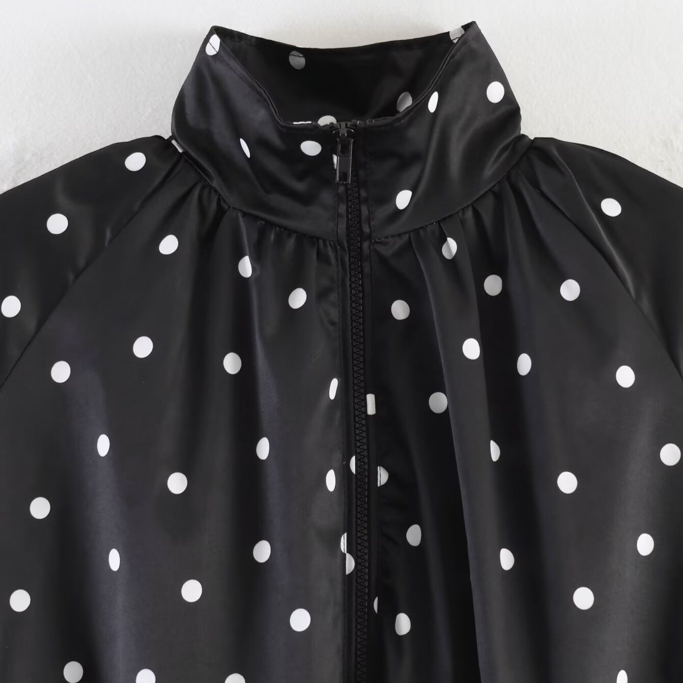 Women's lightweight blouson jacket with polka dots and stand-up collar, zipper and elastic hem Chichicherry