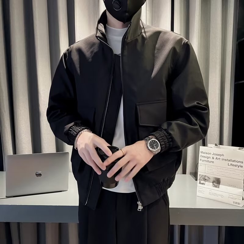 Herren Leichte Tech-Bomberjacke mit Stehkragen, großer Klappbrusttasche und elastischem Saum Chichicherry