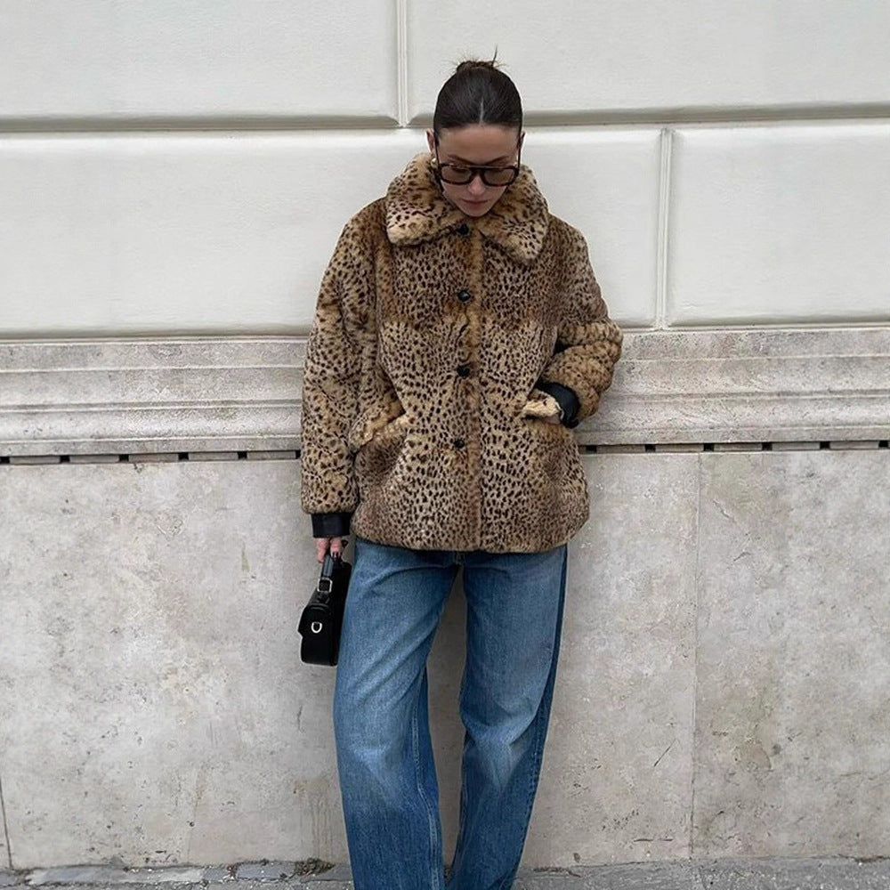 Women's Boxy Short Coat made of Faux Fur with Allover Leopard Print and Foldable Shawl Collar Chichicherry