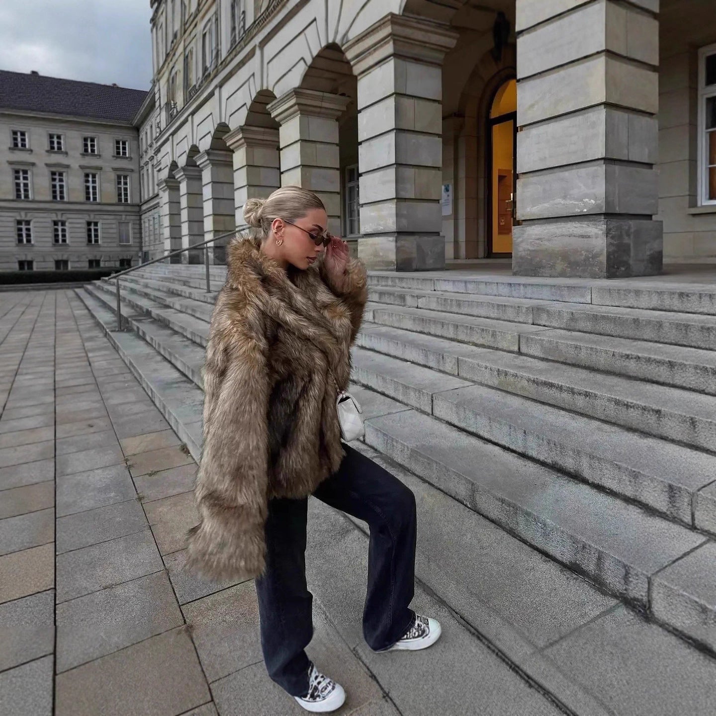Women's short-cut voluminous faux fur jacket with oversized shawl collar Chichicherry
